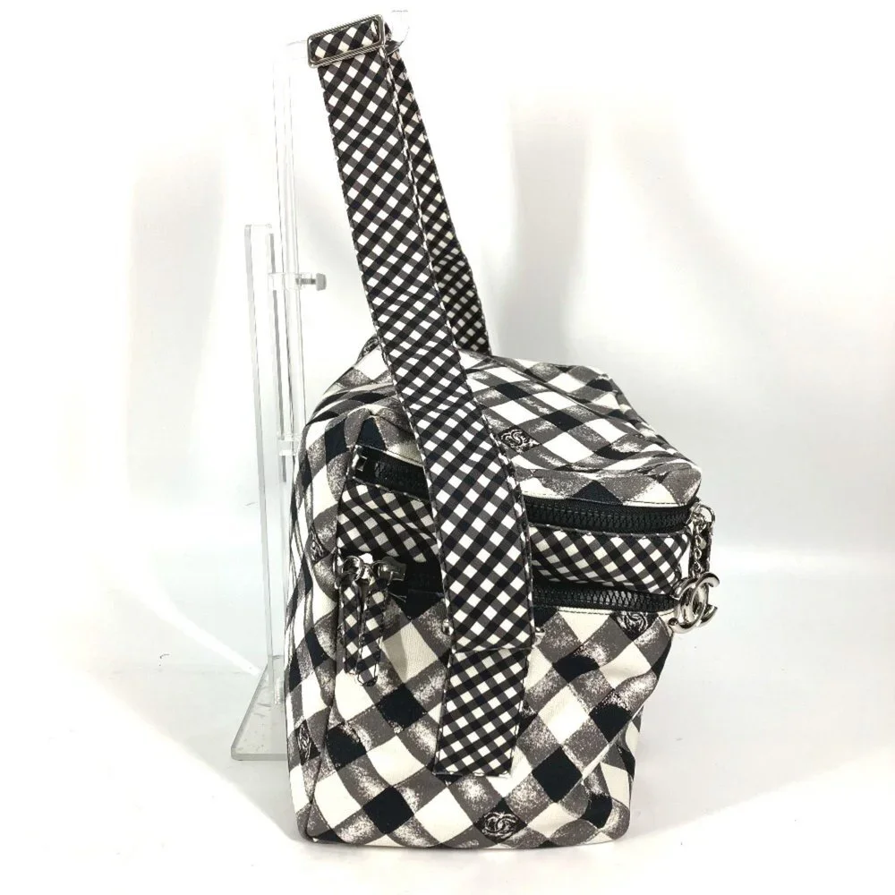 CHANEL White Shoulder Bag - Picture 3 of 16